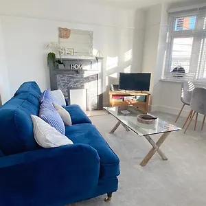 Coastal Breeze - Beautiful Two Bedroom With Free Parking Near Local Beaches , Bournemouth United Kingdom